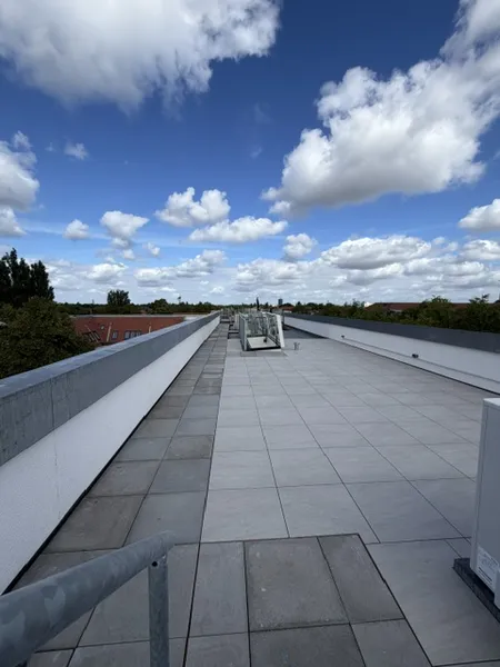 Erstbezug im Dachgeschoss: 4 Zimmer mit privater Dachterrasse (ca. 58 m²) — photo 1